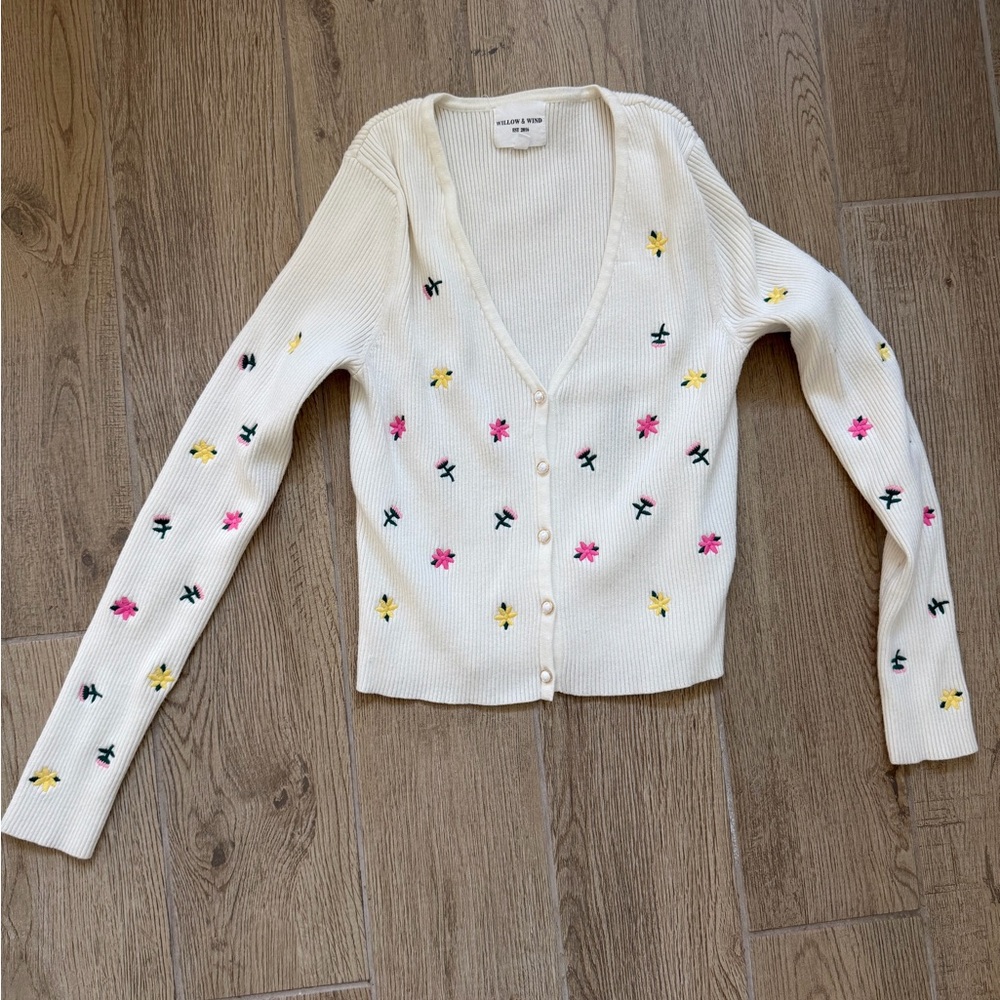 White/cream flower sweater with precious pearl accents! Worn 1x size medium